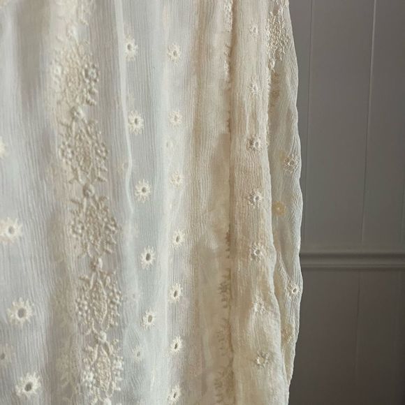 Medium/large 100% silk sheer cream eyelet top with batwing sleeves. - Picture 7 of 8